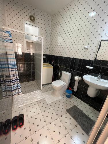 een badkamer met een toilet en een wastafel bij old muscat in Muscat