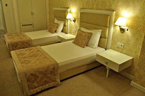 Ένα ή περισσότερα κρεβάτια σε δωμάτιο στο Hotel Edirne Palace