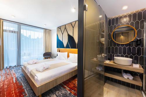 um quarto de hotel com uma cama e uma casa de banho em Avar Hotel em Matrafured