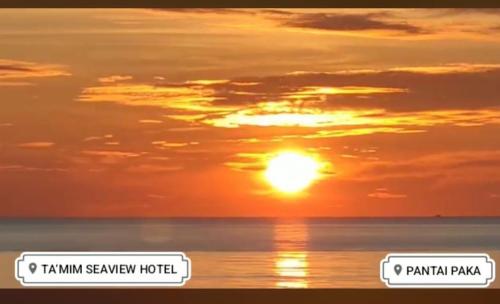 an image of a sunset over the ocean at Paka Tamim Seaview Hotel in Paka