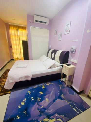 a bedroom with a bed and a floor with a world rug at Paka Tamim Seaview Hotel in Paka