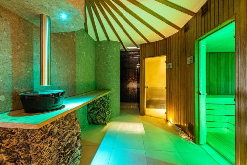 Koupelna v ubytování Avar Hotel