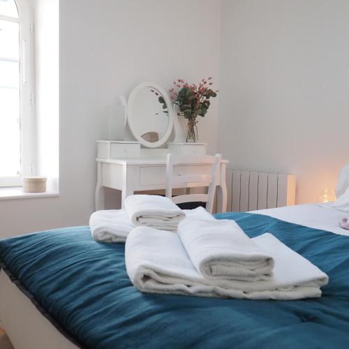 une chambre avec un lit avec des serviettes dessus dans l'établissement LE ROYAL - Parc des Sources - Haussmannien - Proche Thermes, à Vichy