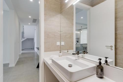 Ванная комната в Luxury Villa Bianca by HR Madeira