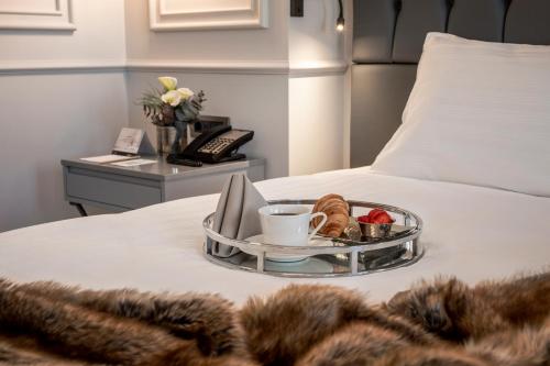 Una cama o camas en una habitación de Wish More Hotel Şişli