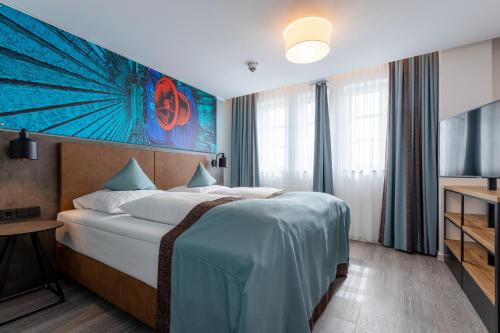 um quarto de hotel com uma cama e uma televisão em Trip Inn Hotel & Suites Essen em Essen