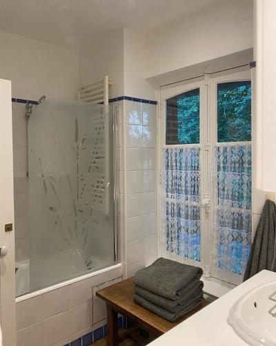 une salle de bain avec douche et lavabo dans l'établissement La Maison du Cavalier, Chateau de lAvenue, à Pierrefitte-en-Auge