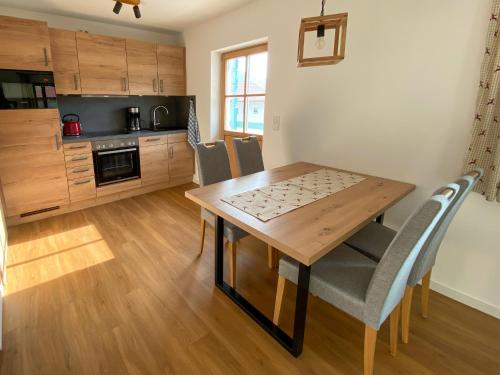Una cocina o cocineta en Ferienwohnungen Heillinger Gütl inkl. Chiemgaukarte