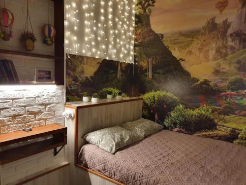 Una cama pequeña en una habitación con una pintura en Hostel Light Dream, en Moscú