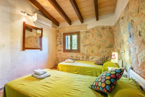 Giường trong phòng chung tại Finca Marina Pollença