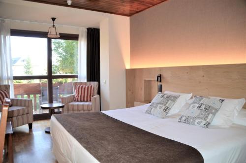 A bed or beds in a room at Hotel La Morera