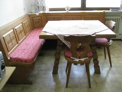 een eettafel met een tafel en 2 stoelen bij Sollingerhof in Teisendorf