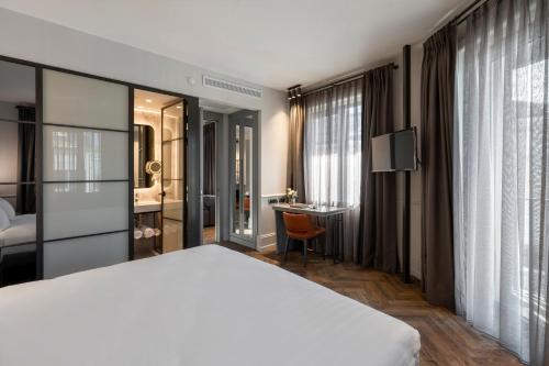 Una cama o camas en una habitación de Wish More Hotel Şişli