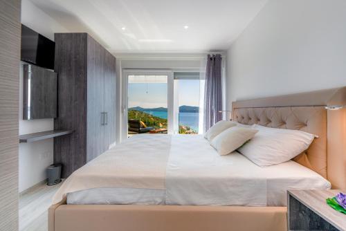1 dormitorio con 1 cama grande y ventana grande en Villa Vanna, en Slano