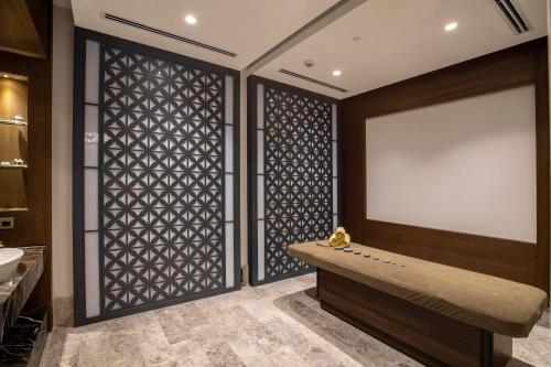 イスタンブールにあるWish More Hotel Şişliのバスルーム(ビリヤード台付きの大型スクリーンドア付)