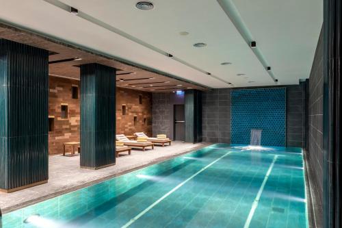 Bazén v ubytování Wish More Hotel Şişli nebo v jeho okolí
