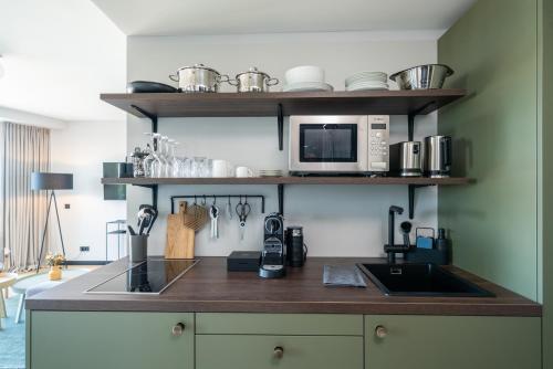 Η κουζίνα ή μικρή κουζίνα στο Black F Tower - Serviced Apartments
