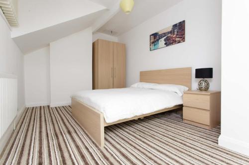 Llit o llits en una habitació de Brown house in Leeds