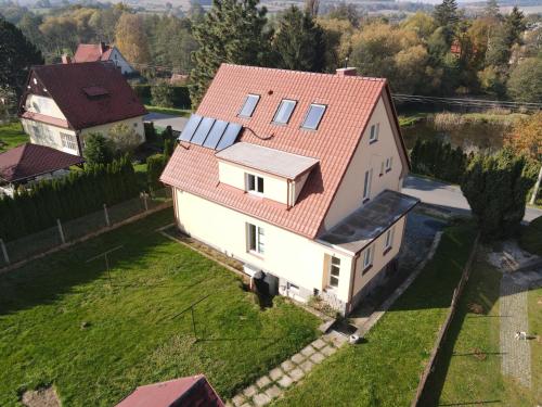 una vista aérea de una casa con techo rojo en Apartmány U Mirase, en Sedlec