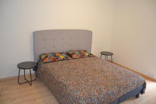 1 dormitorio con 1 cama con 2 mesas en pleneuf val andre appart vue mer 2 à 4 personnes, en Pléneuf-Val-André