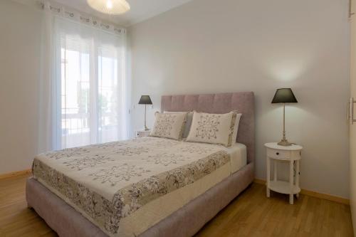 sypialnia z dużym łóżkiem i oknem w obiekcie The Bright Suite w Korfu