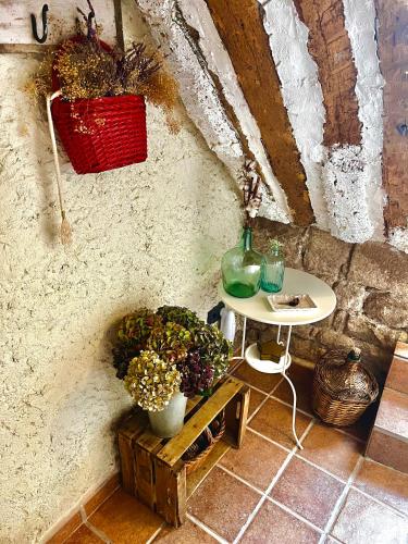a table and a table with plants on a wall at El Baluard in Cardona