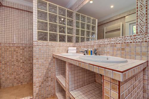 a bathroom with a sink and a mirror at Anngo Dos in Jávea