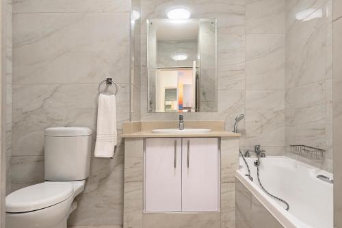 Bilik mandi di Escape to a Beach Haven - 505 Sorjente