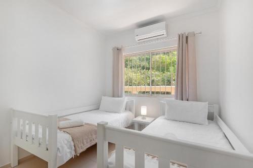 Katil atau katil-katil dalam bilik di Escape to a Beach Haven - 505 Sorjente