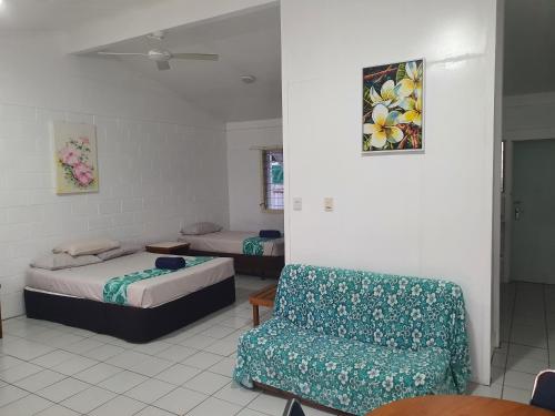 Camera con letto, divano e sedia di Sunny Beach Lodge ad Amuri