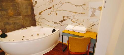 Jacuzzi LOVE appartement في باريس: حمام مع حوض أبيض كبير في الغرفة