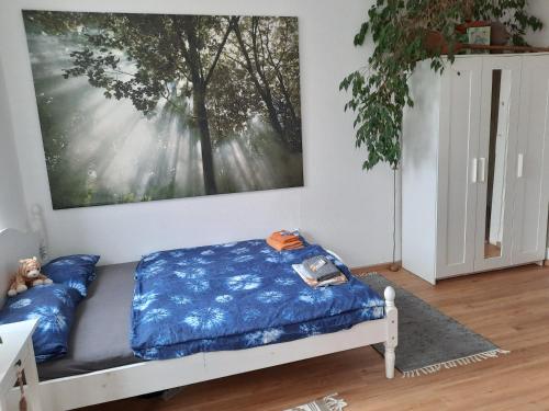 Een bed of bedden in een kamer bij Zentrales und großes gemütliches Zimmer in Stuttgart City