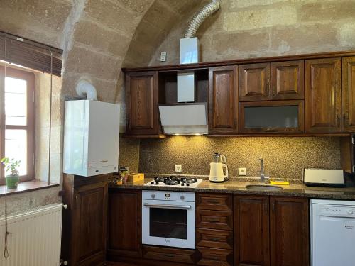 Η κουζίνα ή μικρή κουζίνα στο Kayhan Cave Villa
