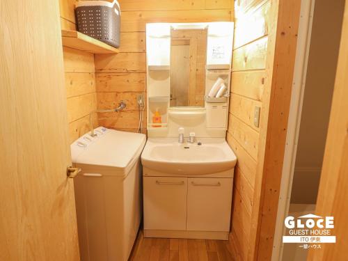 Kúpeľňa v ubytovaní GLOCE伊東一碧house 自然が溢れ閑静なエリアにあるログハウスを貸切り
