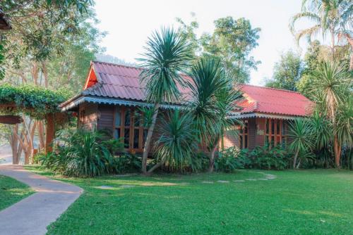 a house with a red roof and some palm trees at Banviewnam Camping & Resort in Bān Tha Pu Deang