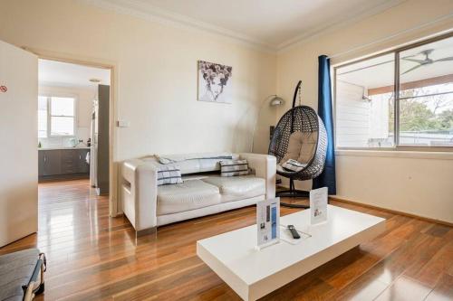 Zona d'estar a Wollongong station holiday house with Wi-Fi,75 Inch TV, Netflix,Parking,Beach