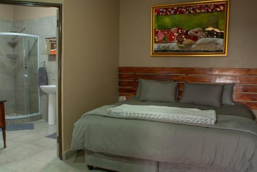 1 dormitorio con 1 cama y baño con ducha en Casa de la Presa 4, en Polokwane