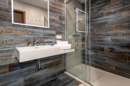 Bilik mandi di TATRYSTAY Armeria Apartments