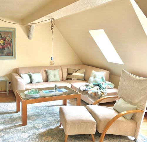 uma sala de estar com um sofá e uma mesa em Zauberhafte FeWo im Herzen von Wolfenbüttel em Wolfenbüttel