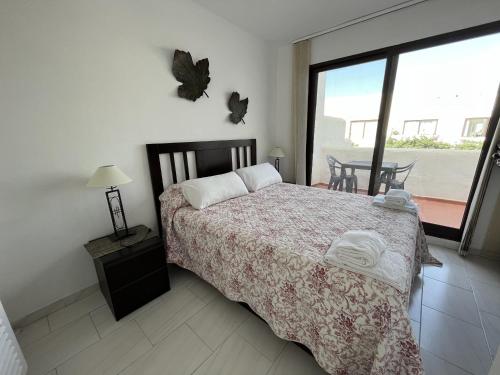 エステポナにあるVillacana 2704のベッドルーム1室(ベッド1台付)が備わります。バルコニーの景色を望めます。