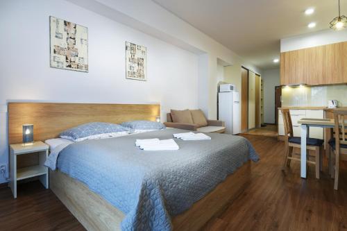 Katil atau katil-katil dalam bilik di TATRYSTAY Armeria Apartments
