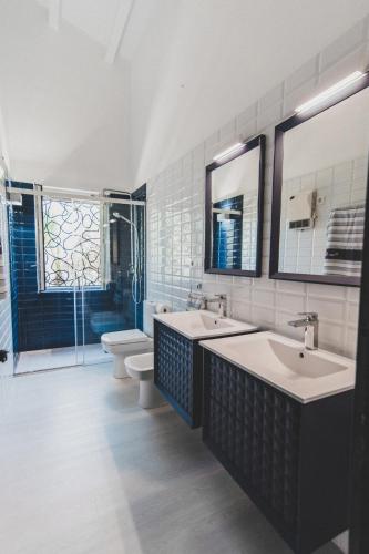 a bathroom with two sinks and a toilet at Casa del Canto, Calapanizo in Cuevas del Almanzora