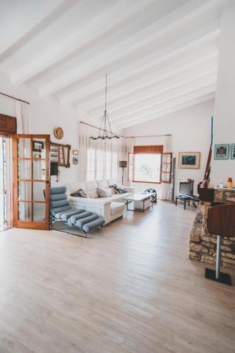 a large living room with a couch and chairs at Casa del Canto, Calapanizo in Cuevas del Almanzora