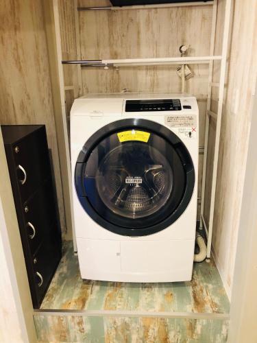 a washer and dryer in a small room at GLAMPEACE葛飾・四ツ木 in Tokyo