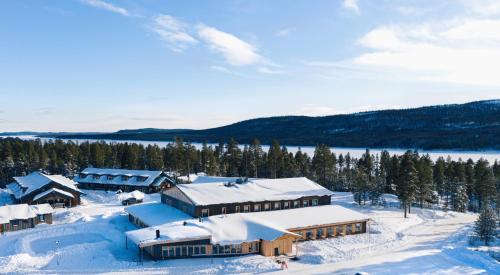 - une vue aérienne sur un complexe dans la neige dans l'établissement Lofsdalens Fjällhotell & Hotellbyns lägenheter, à Lofsdalen