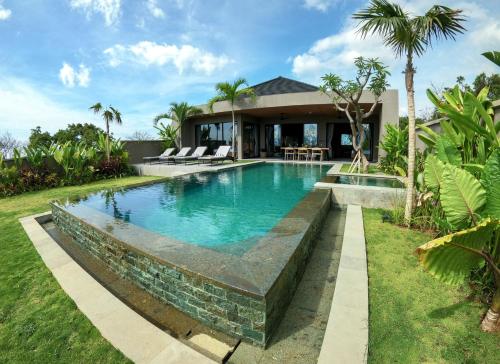 uma piscina no quintal de uma casa em Bula Villa em Umeanyar