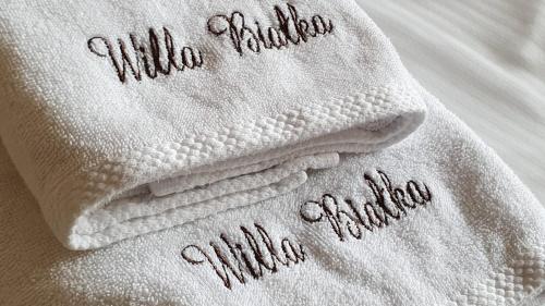 a white blanket with the words milka whistler on it at Willa Białka in Szklarska Poręba