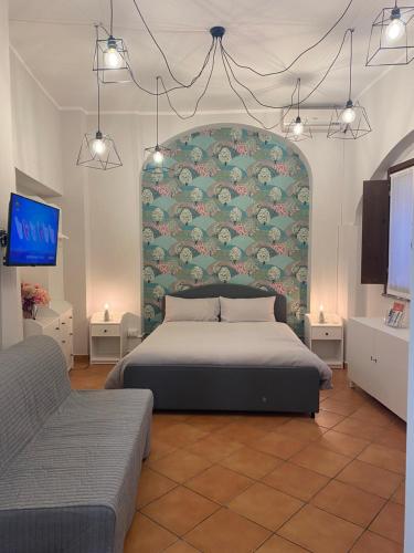 een slaapkamer met een groot bed en een muur bij Saffi58 Holiday Home in Viterbo