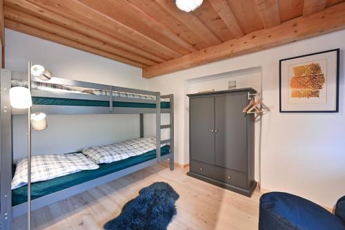 a bedroom with bunk beds and a couch at Im traditionellen Bauernhaus in Nesselwang