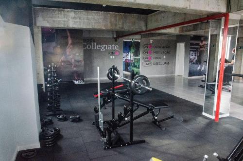 a fitness room with a gym with a simulator at AP c ESTACIONAMENTO 900m do centro, prédio com piscina, sauna e academia in São João del Rei